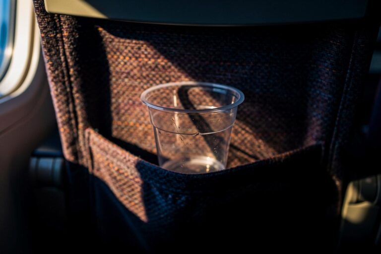 Dlaczego ci doświadczeni podróżnicy zostawiają plastikowe kubki w samolotowych kieszeniach, czyli co wiedzą tylko oni