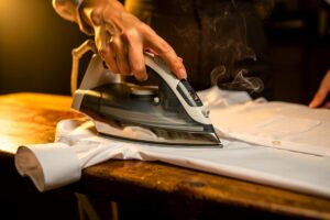 Okazuje się, że prasowanie koszul od tyłu przynosi efekty, influencerzy lifestyle'owi wyjaśniają jak